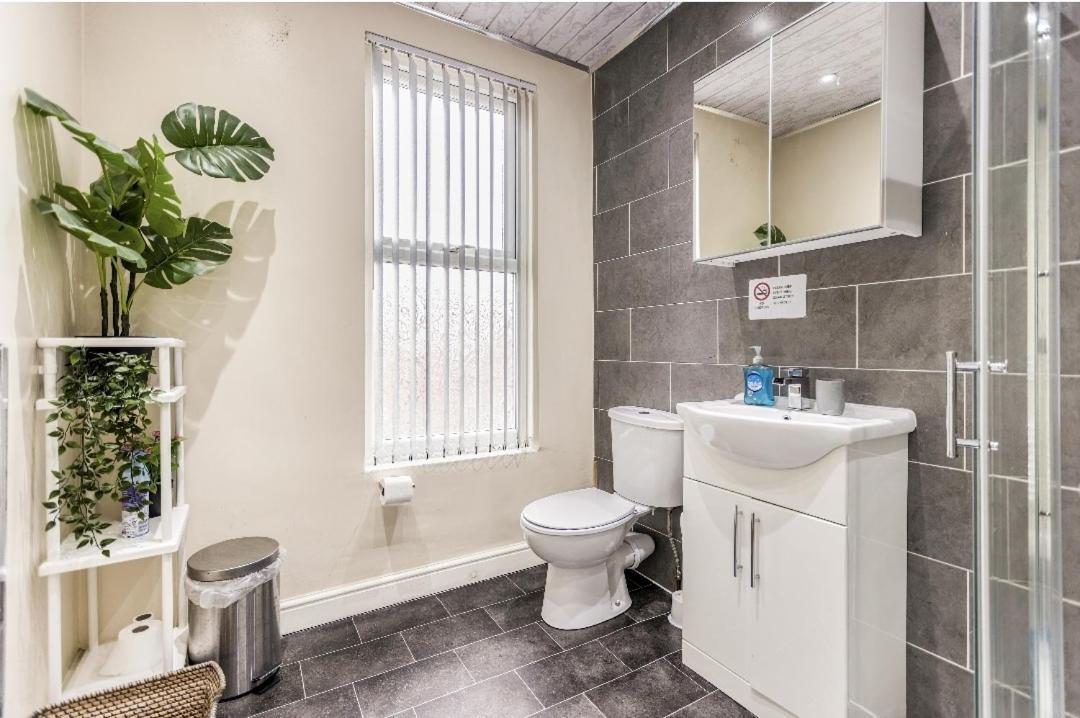 Hotel Bright Sunny, Double Bed With Garden, Tv And Wi-Fi à Leeds  Extérieur photo