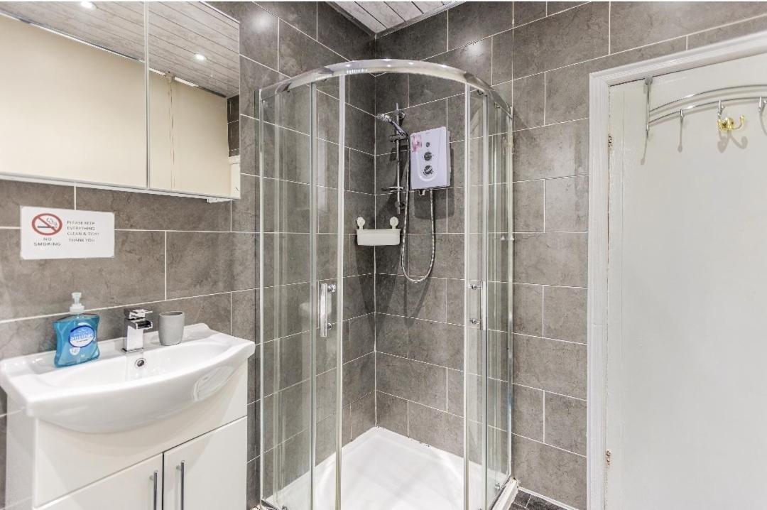 Hotel Bright Sunny, Double Bed With Garden, Tv And Wi-Fi à Leeds  Extérieur photo