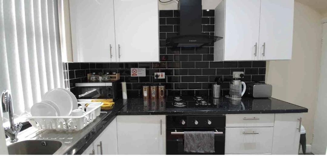 Hotel Bright Sunny, Double Bed With Garden, Tv And Wi-Fi à Leeds  Extérieur photo